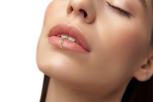 Laden Sie das Bild in den Galerie-Viewer, Titan Clicker Ring Multiple Regenbogen Kristalle piercinginspiration®