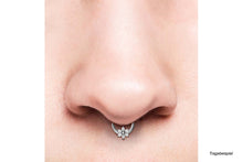 Laden Sie das Bild in den Galerie-Viewer, Clicker Ring 5 Kristalle Lotus Blume piercinginspiration®