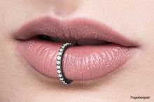 Laden Sie das Bild in den Galerie-Viewer, Clicker Ring Multiple Kristalle piercinginspiration®
