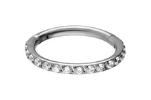 Laden Sie das Bild in den Galerie-Viewer, Titan Clicker Ring Multiple Kristalle piercinginspiration®