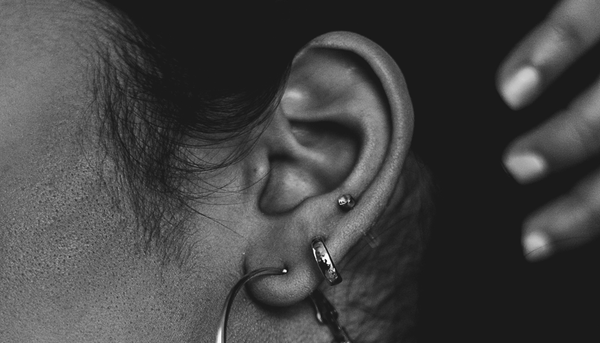 Frau mit Piercings