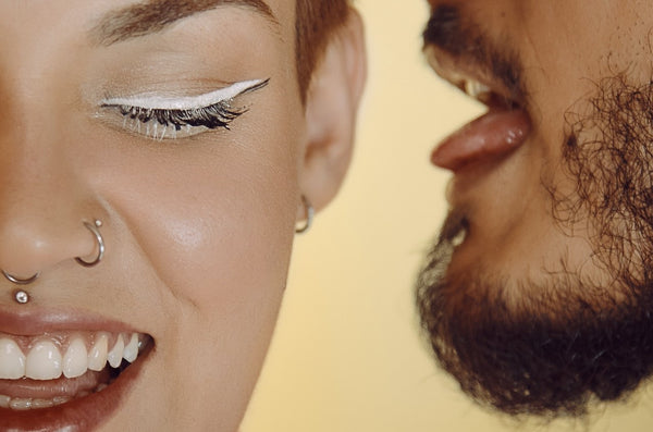 Frau und Mann mit Piercings