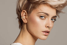 Laden Sie das Bild in den Galerie-Viewer, 18 Karat Gold Multiple Kristallring Clicker piercinginspiration®