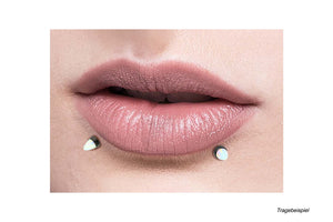 Piercing oreja con hilo interno opal labret piercinginspiration®