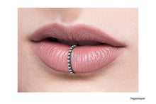 Laden Sie das Bild in den Galerie-Viewer, Titan Multiple Epoxy Kristalle Clicker Ring piercinginspiration®